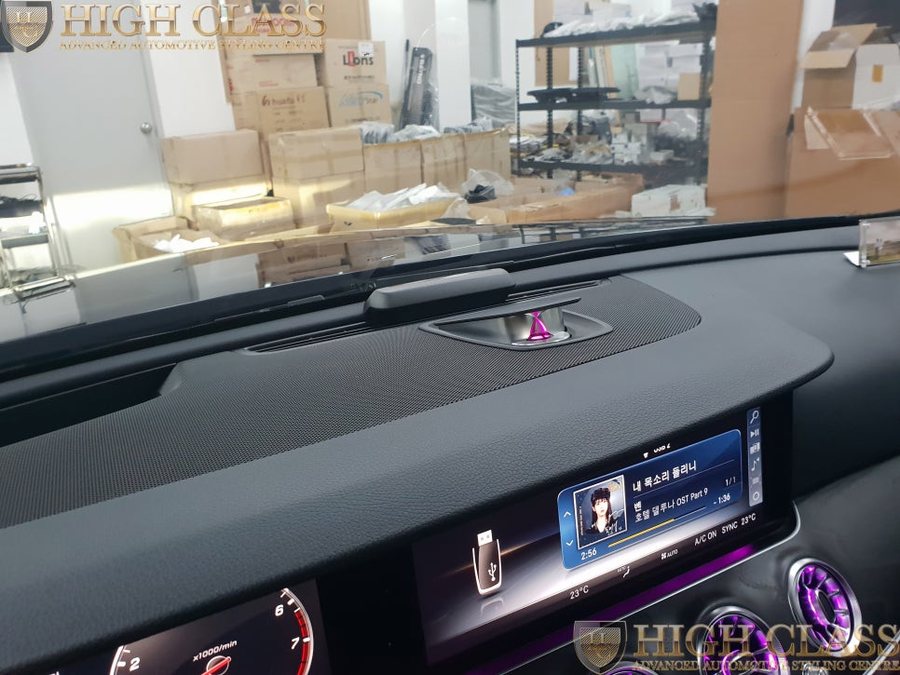 벤츠 E클래스 E300 전동 센터스피커 전동 트위터로 색다른 실내를 선보이다