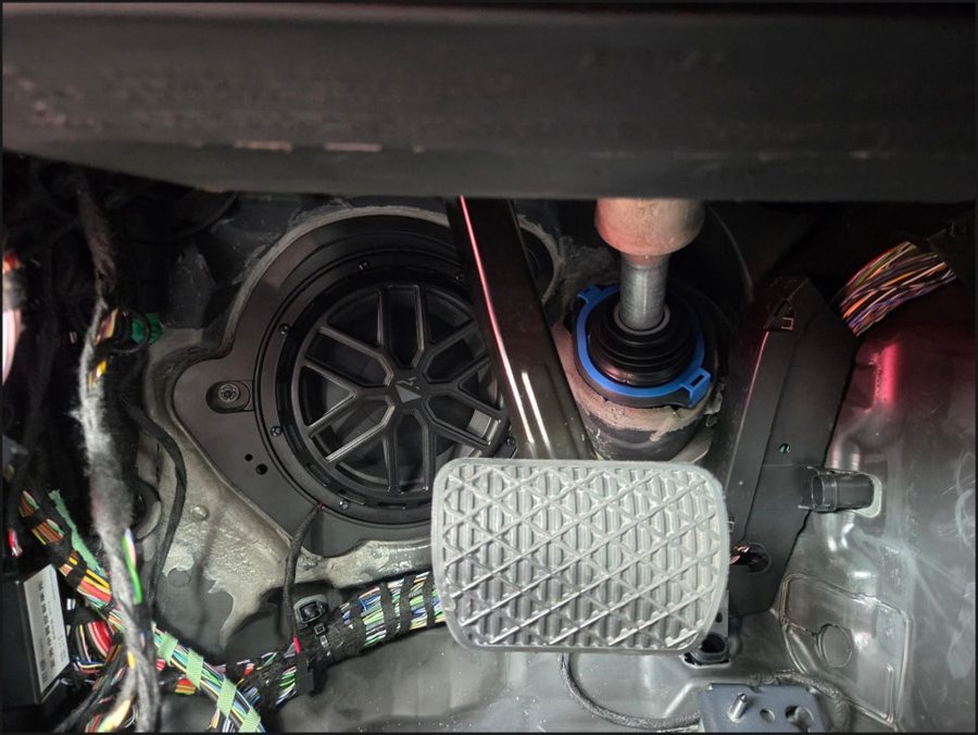 벤츠 W214 E200 부메스터가 빠졌다면? 포칼 스피커와 헬릭스 미드우퍼로 사운드 업그레이드